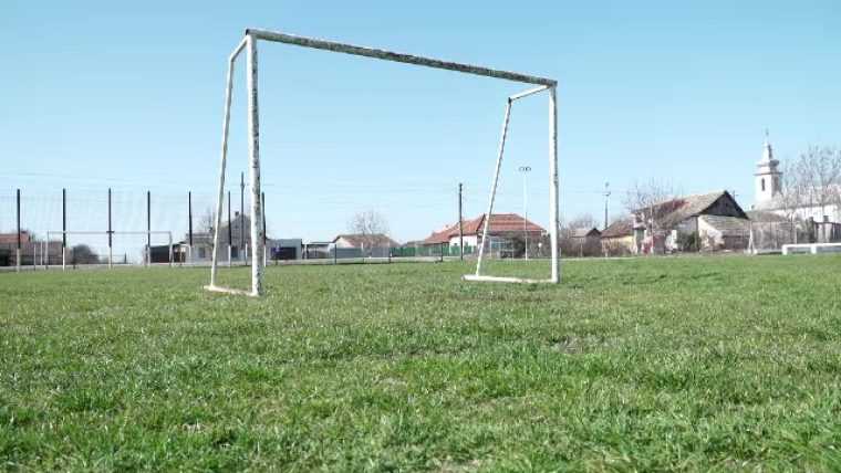 Un biat de 13 ani zdrobit de o poarta de fotbal din metal