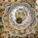 Un candelabru urias din pietre naturale a fost montat la Catedrala Arhiepiscopala din Curtea de Arges