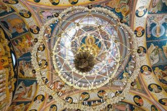 Un candelabru urias din pietre naturale a fost montat la Catedrala Arhiepiscopala din Curtea de Arges