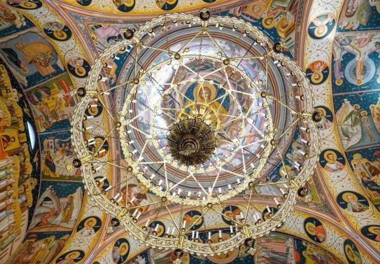 Un candelabru urias din pietre naturale a fost montat la Catedrala Arhiepiscopala din Curtea de Arges