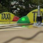Un taximetrist din Arges s a lovit de un stalp dupa ce a pierdut 15000 de lei la aparatele de jocuri de noroc