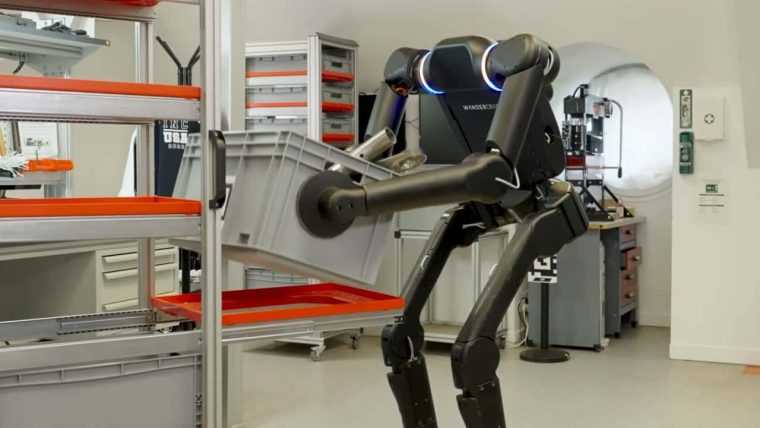 Uzinele Dacia inroleaza 350 de roboti humanoizi