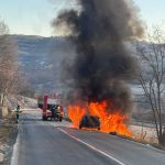 Video O masina a fost mistuita de flacari la Campulung