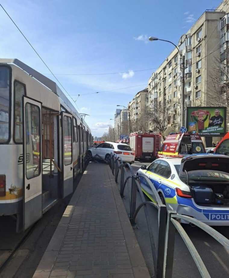 accident tragic in praga doi elevi romani raniti de tramvai in timpul unei excursii scolare