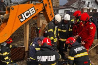 actualizare dupa trei ore barbatul prins sub pamant in bascov a fost gasit decedat
