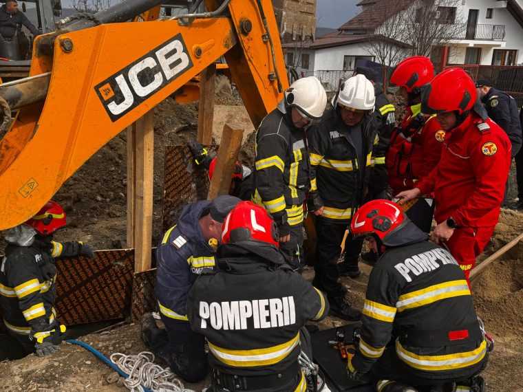 actualizare dupa trei ore barbatul prins sub pamant in bascov a fost gasit decedat