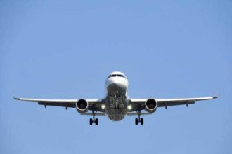 cea mai mare perturbare a transportului aerian de la pandemia de covid 19 aeroporturi inchise si mii de calatori blocati pe trei continente