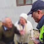 video gest admirabil al unui politist din arges care a gasit pe jos banii de pensie ai unui batran