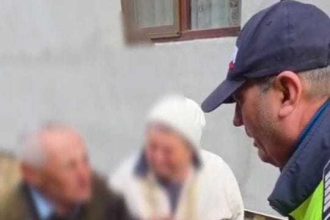 video gest admirabil al unui politist din arges care a gasit pe jos banii de pensie ai unui batran