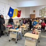 Arges 750 de elevi din Micesti au primit Biblia pentru copii si Monografia Bisericii Locale