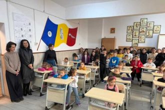 Arges 750 de elevi din Micesti au primit Biblia pentru copii si Monografia Bisericii Locale