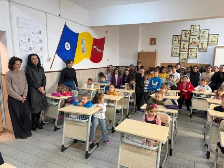 Arges 750 de elevi din Micesti au primit Biblia pentru copii si Monografia Bisericii Locale