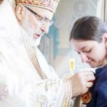 Arhiepiscopul Calinic recunoaste si premiaza tinerii de valoare Medalia Sfintei Mucenite Filoteea pentru o castigatoare a medaliei de aur la Olimpiada Europeana de matematica