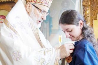 Arhiepiscopul Calinic recunoaste si premiaza tinerii de valoare Medalia Sfintei Mucenite Filoteea pentru o castigatoare a medaliei de aur la Olimpiada Europeana de matematica