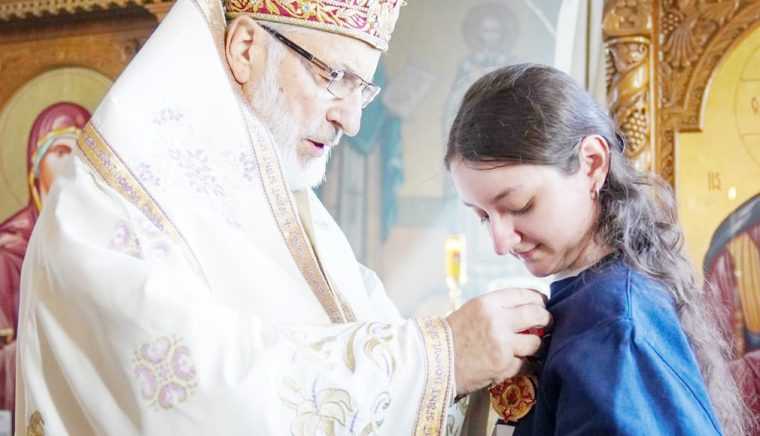 Arhiepiscopul Calinic recunoaste si premiaza tinerii de valoare Medalia Sfintei Mucenite Filoteea pentru o castigatoare a medaliei de aur la Olimpiada Europeana de matematica