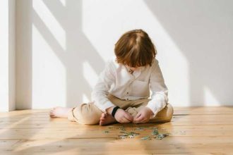 Asistenta psihologica gratuita pentru parintii copiilor cu autism si sindrom Down