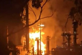 Australia explozii urmate de incendii la o rafinarie ce furnizeaza 10 din necesarul de combustibil al tarii