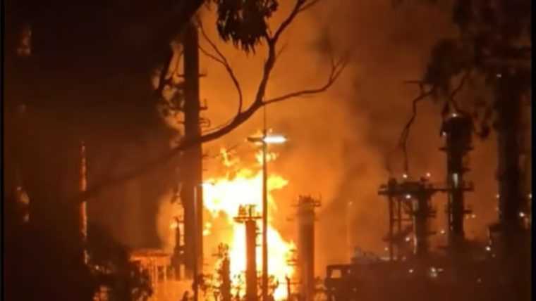 Australia explozii urmate de incendii la o rafinarie ce furnizeaza 10 din necesarul de combustibil al tarii