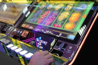 Autoritatile din Brasov au initiat o dezbatere publica privind interzicerea jocurilor de noroc in apropierea scolilor si spitalelor