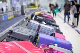 Bagajele de avion devin mai scumpe Cat vor plati pasagerii pentru fiecare troler suplimentar