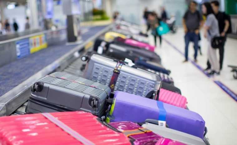 Bagajele de avion devin mai scumpe Cat vor plati pasagerii pentru fiecare troler suplimentar