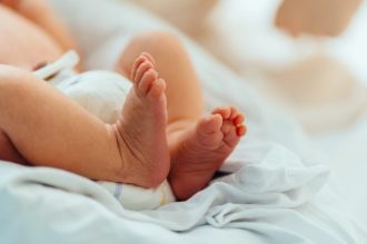 Bebelus de doua luni decedat dupa ce ar fi fost agresat de tatal sau