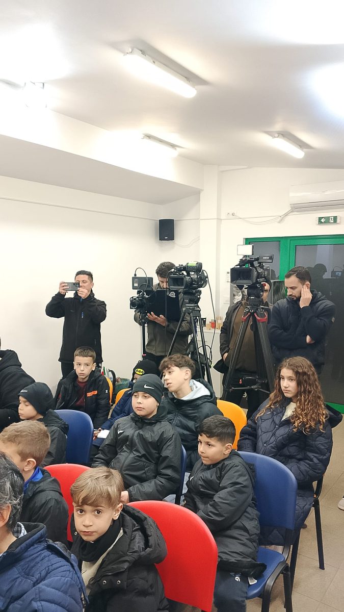 Bogdan Andone conferinta de presa impreuna cu cei pe care ii sprijina sa devina mari