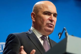 Bolojan afirma ca Guvernul nu beneficiaza deloc de pe urma cresterei preturilor la carburanti