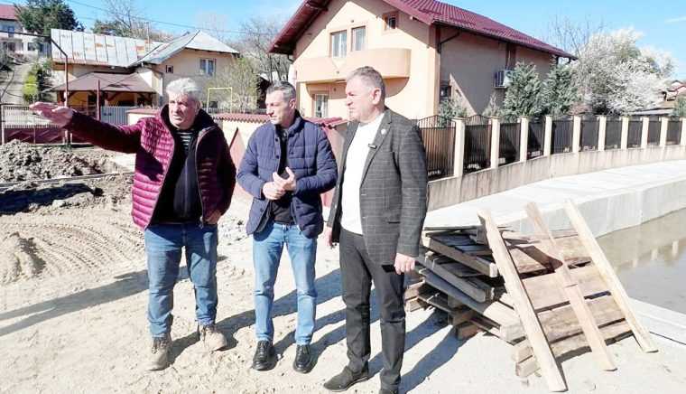 Canal imbunatatit pe parau Turcesti Primarul Gentea Interventia contribuie direct la siguranta zonei