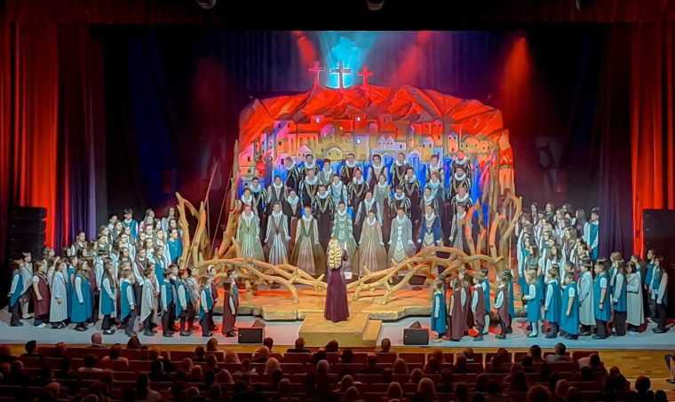 Copiii Centrului Doina Argesului in turneu cu Madrigalul