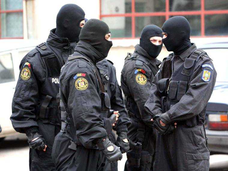 Dosar de proxenetism si camata descinderi in forta marti dimineata cu sute de luptatori ai Serviciului de Aciuni Speciale