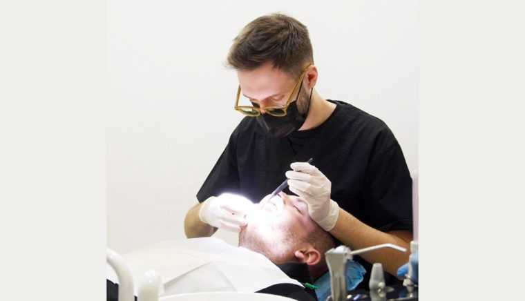 Dr Vlad Negru si echipa de la Dentalix inoveaza in implantologia din Romania De la absenta completa a dintilor la o arcada integrala in doar 60 de minute