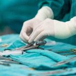Femeia de 45 de ani care a intrat in moarte cerebrala in timpul unei interventii estetice a decedat dupa 10 zile de coma