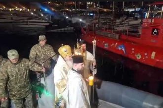 IPS Teodosie a adus Lumina Sfanta de pe mare In ciuda temerilor ca nu va ajunge Dumnezeu ne a aratat dragostea sa