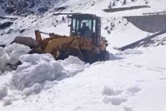 Iarna in aprilie la munte DN7A acoperit de zapada drumarii intervin de urgenta