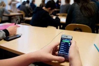 Lege privind telefoanele mobile in licee aprobata de Senat reguli stricte