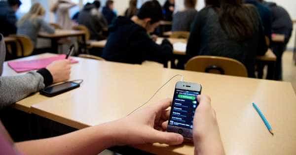 Lege privind telefoanele mobile in licee aprobata de Senat reguli stricte