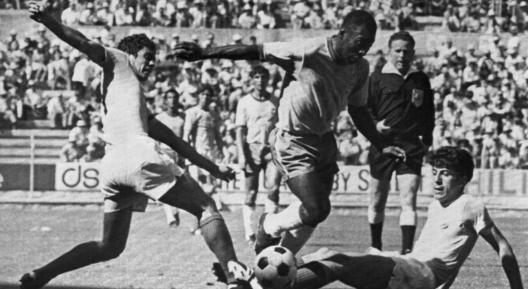 Mircea Lucescu a avut tricoul lui Pele de la Cupa Mondiala din 1970