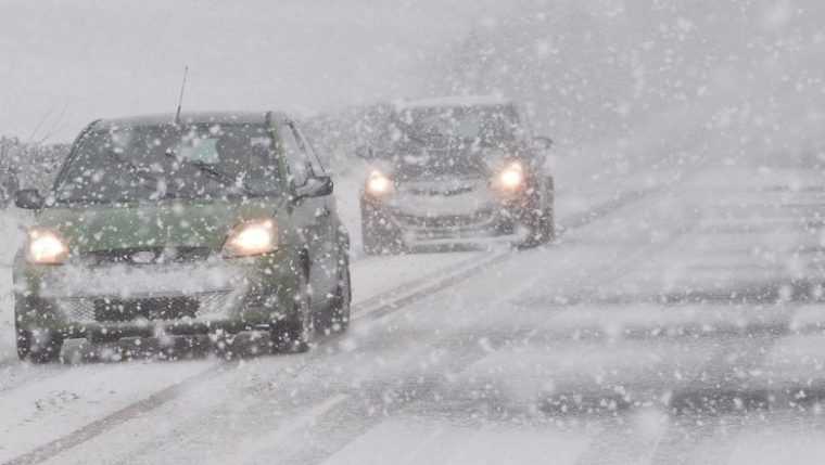 Ninge cu viscol pe mai multe sosele in apropierea zilei de 1 Mai zonele unde drumarii intervin pentru a curata carosabilul