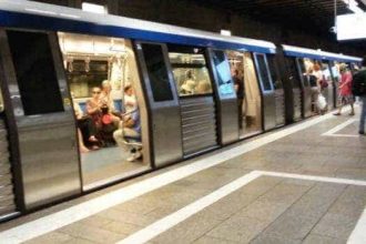 Panica la metrou in Bucuresti un vagon s a umplut brusc de fum sute de pasageri s au autoevacuat