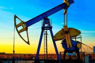 Petrolul inregistreaza o crestere exploziva Decizia Emiratelor si criza din Ormuz duc preturile peste 110 dolari baril