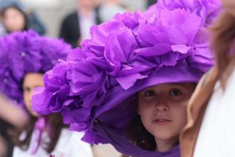 Piteshti Parada Florilor cu 1800 de copii si tineri deschide Simfonia Lalelelor