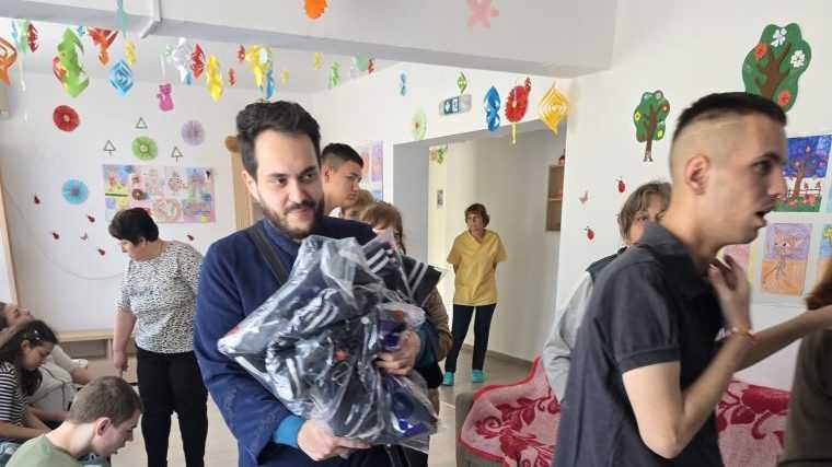 Preotii de la Paraclisul Rectoratului din Pitesti au oferit daruri copiilor de la Complexul de Servicii Sociale Costesti