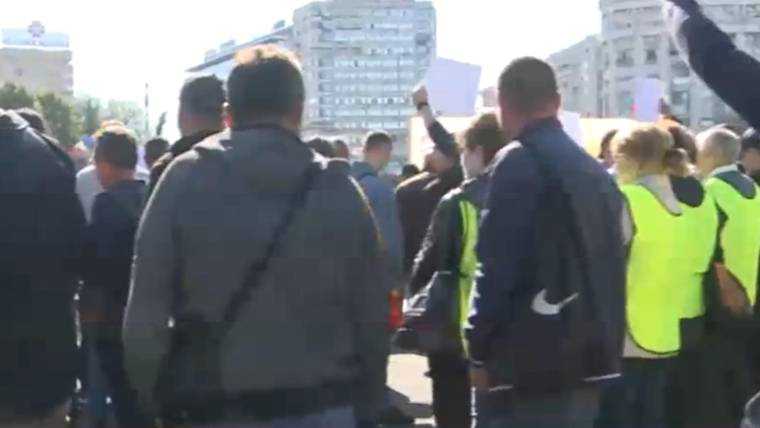 Protest de amploare in Piata Victoriei Peste 10000 de persoane asteptate in fata Guvernului