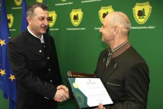 Romsilva a distins padurarul care a salvat cele doua minore in judetul Mures