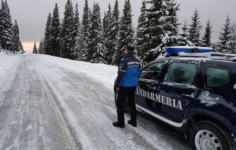 S au incredintat GPS ului si au ramas stuck in noroi de Paste Interventie de urgenta pe un drum din Buzau