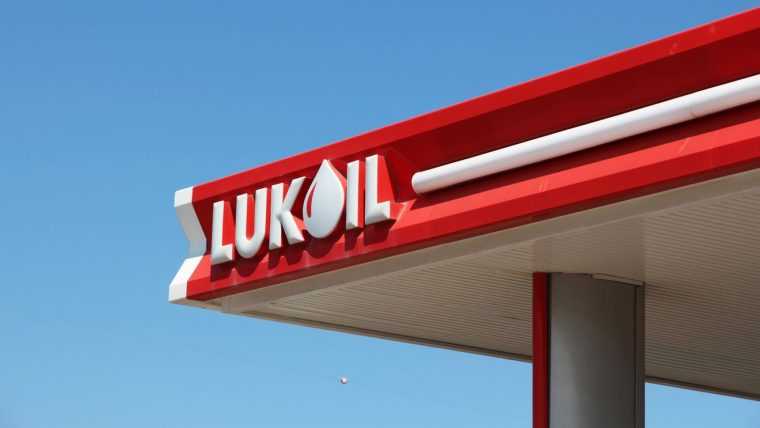 SUA amana restrictiile pentru Lukoil Peste 300 de benzinarii din Romania pot continua sa functeze pana in noiembrie