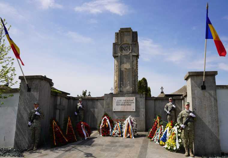 Sase veterani de razboi in Arges istoria vie a judetului Recunostinta pentru cei care ne au oferit posibilitatea prezentului