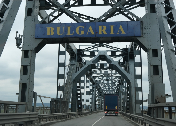 Se circula pe o singura banda spre Bulgaria intarzieri semnificative la podul Giurgiu Ruse