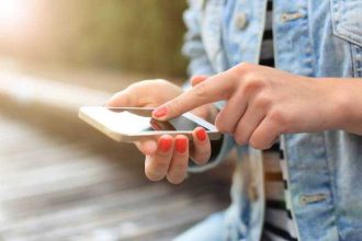 Senatul a adoptat o noua regula de interzicere a telefoanelor mobile in licee Pauza digitala va fi posibila doar cu o majoritate de 23